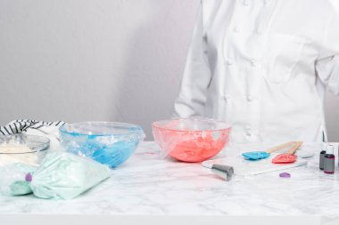 Vanilyalı pasta süslemek için krema yapıyorum..