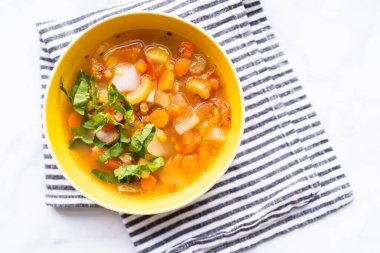 Taze ıspanakla süslenmiş taze mercimek çorbası..