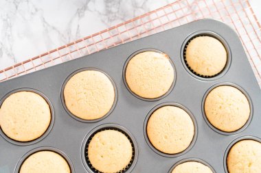 Kurutma sehpasında taze pişmiş vanilyalı kekler..