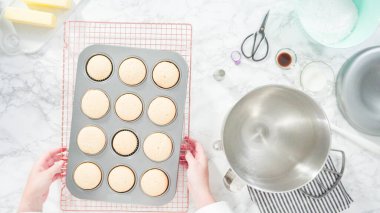 Düz yatıyordu. Adım adım. Taze pişmiş vanilyalı kekleri soğutucu rafında soğutuyorum..