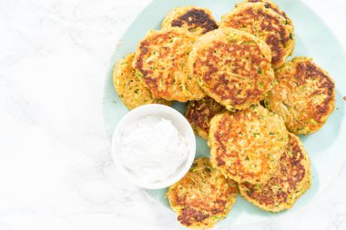 Tabakta taze kızarmış kabak kekleri..