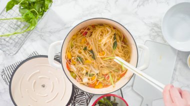 Düz yatıyordu. Adım adım. Maden işlemeli, dökme demir bir fırında makarna tarifi pişiriyorum..