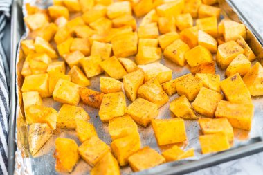 Zeytinyağında tuzlu ve biberli kızarmış tereyağlı kabak..