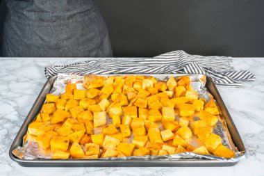 Zeytinyağında tuzlu ve biberli kızarmış tereyağlı kabak..