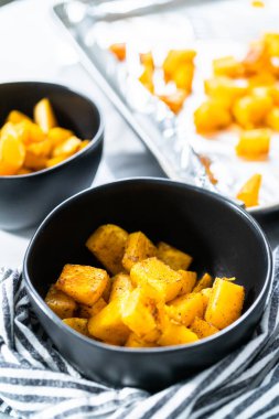 Zeytinyağında tuzlu ve biberli kızarmış tereyağlı kabak..