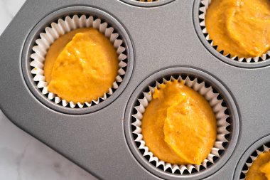 Balkabağı aromalı kek hamuru ve kapkek tavası..