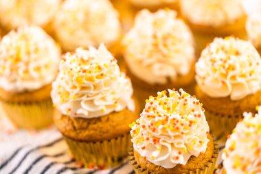 İtalyan tereyağı kreması ve serpiştirilmiş balkabağı baharatlı kek..