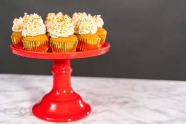 İtalyan tereyağlı ve pasta standına serpiştirilmiş balkabaklı kek..