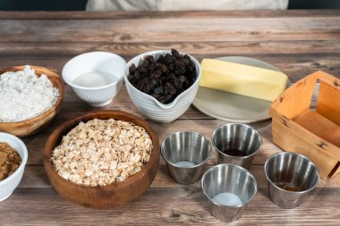 Çiğnenmiş yulaflı kuru üzümlü kurabiye yapmak için gerekli malzemeler..