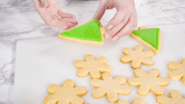 - Adım adım. Buzlu Noel ağacı şekilli şeker kurabiyeleri ve yeşil kraliyet kreması..