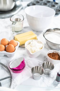 Kırmızı kadife kek pişirmek için gerekli malzemeler..