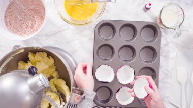 Düz yatıyordu. Adım adım. Kırmızı kadife kekler pişirmek için mutfak mikserinin malzemelerini karıştırıyorum..