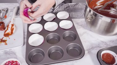 Adım adım. Kek hamurunu kırmızı kadife kek pişirmek için folyolu kek bardaklarına dolduruyorum..