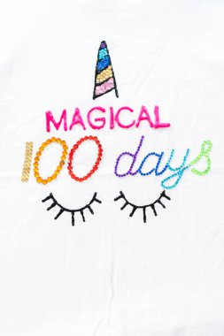 100 günlük okul kutlaması için kız tişörtleri süslüyorsun..