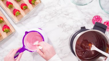 Düz yatıyordu. Adım adım. Çikolata parçacıkları eriyen kaplarda eriyor..