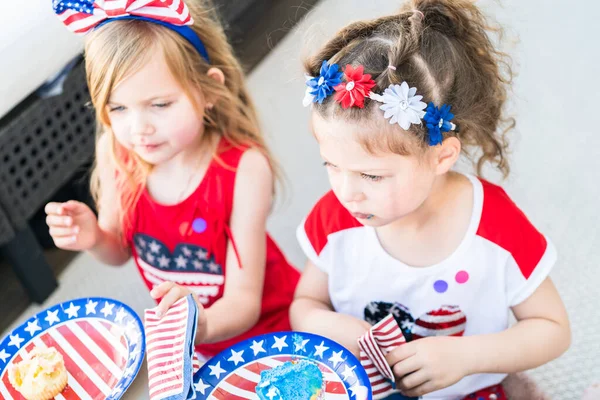 Dua Gadis Kecil Dalam Pakaian Juli Makan Cupcakes Teras Belakang — Stok Foto