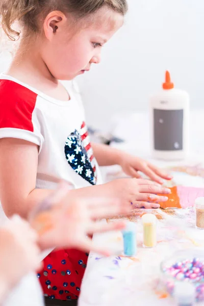 Meninas Estão Pintando Tela Julho Festa — Fotografia de Stock