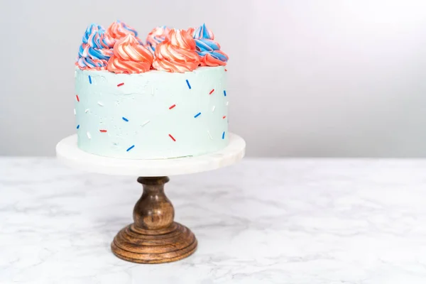 Czerwony Biały Niebieski Okrągły Tort Waniliowy Lukrem Maślanym Obchody Lipca — Zdjęcie stockowe