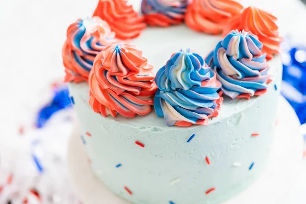 Pastel Vainilla Redondo Rojo Blanco Azul Con Glaseado Crema Mantequilla — Foto de Stock