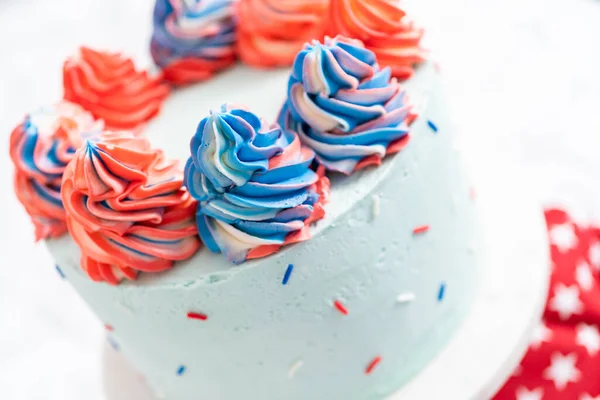 Rood Wit Blauw Ronde Vanille Cake Met Boterroom Glazuur Voor — Stockfoto