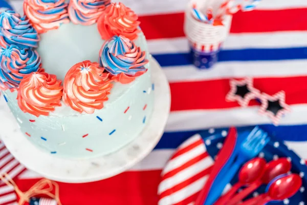 Rote Weiße Und Blaue Runde Vanilletorte Mit Buttercreme Zuckerguss Zur — Stockfoto