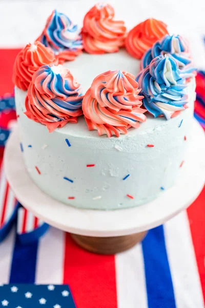 Temmuz Kutlamaları Için Kırmızı Beyaz Mavi Vanilyalı Pasta — Stok fotoğraf