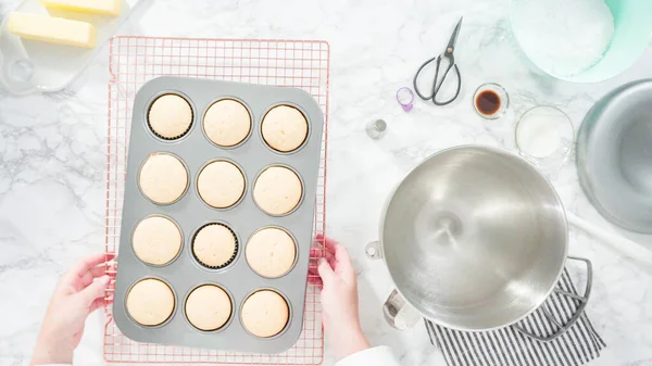 Ett Platt Ligg Steg För Steg Kylning Nybakade Vaniljmuffins Tråd — Stockfoto