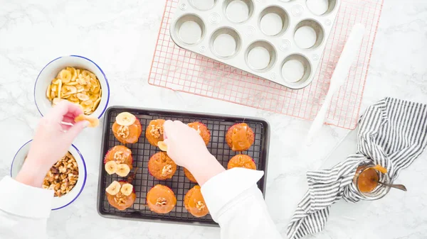 Ležel Krok Krokem Ozdobné Banánové Muffiny Domácím Karamelem Banánovými Lupínky — Stock fotografie