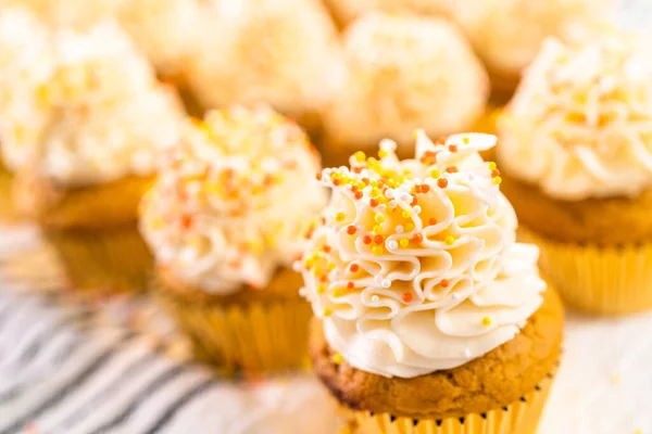 Decorar Cupcake Especias Calabaza Con Crema Mantequilla Italiana Espolvorear — Foto de Stock
