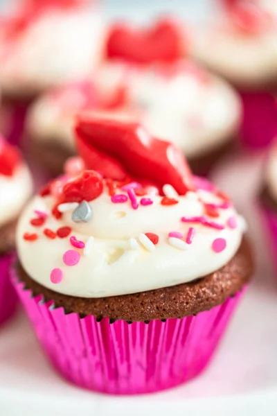 Magdalenas Terciopelo Rojo Con Glaseado Queso Crema Decora Con Corazón — Foto de Stock