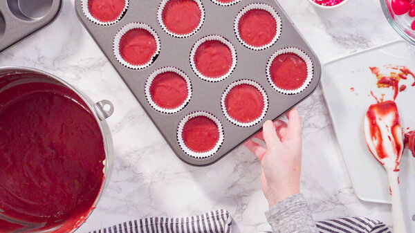Плоский лежал. Шаг за шагом. Сбор кексовое тесто в фольгу кексы чашки, чтобы испечь красный бархатный кексы.
