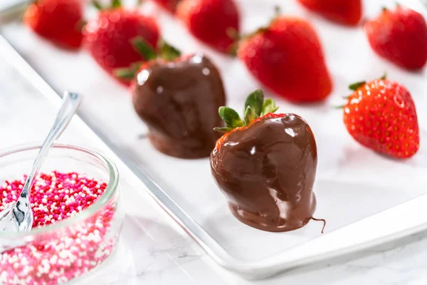 准备用巧克力蘸草莓的配料 — 图库照片