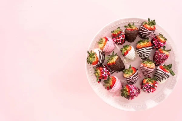 Ležel Různé Jahody Namočené Čokoládě Růžovém Stojanu — Stock fotografie