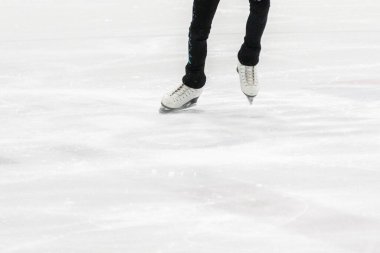 Artistik patinajda artistik patinajcının ayaklarını görüntüle.