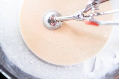 Gözleme hamuru kefir tabanlı cam karıştırma kabında..