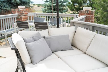 Modern mobilyalarla döşenmiş lüks bir aile evinin avlusu..