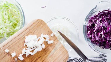 Düz yatıyordu. Adım adım. Tahta kesme tahtasına organik sarı soğan koymak..