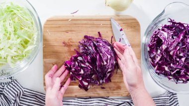 Düz yatıyordu. Adım adım. Ağaç kesme tahtasıyla organik lahana doğruyorum..