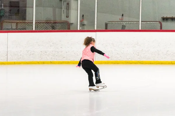 在早上的花样滑冰练习中 小滑雪者在练习她的动作 — 图库照片