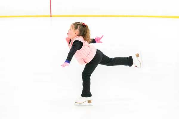 Kleine Eiskunstläuferin Übt Ihre Elemente Beim Morgendlichen Eiskunstlauf Training — Stockfoto