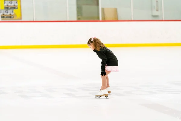 Ragazzina Che Pratica Pattinaggio Artistico Una Pista Pattinaggio Ghiaccio Coperta — Foto Stock