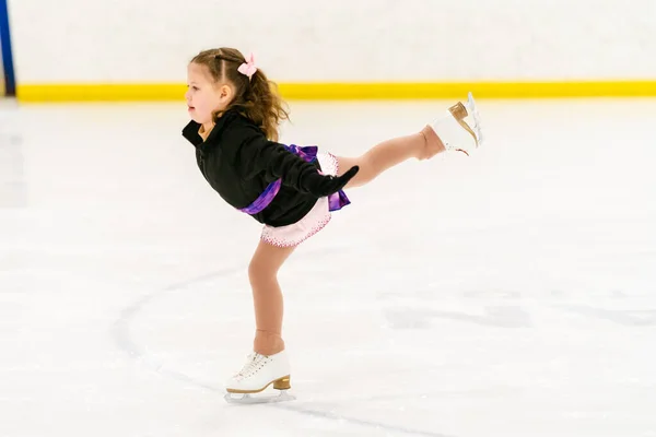 Ragazzina Che Pratica Pattinaggio Artistico Una Pista Pattinaggio Ghiaccio Coperta — Foto Stock