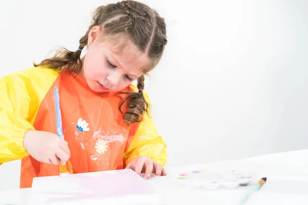 Bambina Che Lavora Progetto Artistico Con Vernice Acrilica Casa — Foto Stock