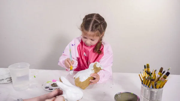 Маленька Дівчинка Малює Папір Фігурка Уроці Домашнього Мистецтва — стокове фото
