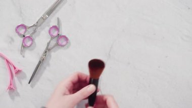 Gri arka planda pembe makasla yeni berber seti.
