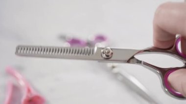 Gri arkaplanda yeni berber pembe makas.