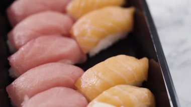 Önceden paketlenmiş suşi ve suşi çeşitleri plastik tepside..