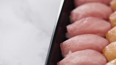Önceden paketlenmiş suşi ve suşi çeşitleri plastik tepside..