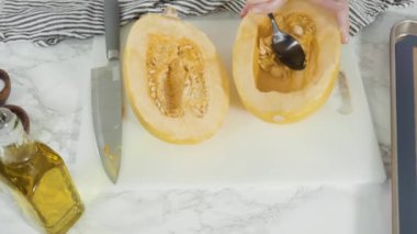 Zeytin yağı, tuz ve biberli organik spagetti hazırlıyorum..