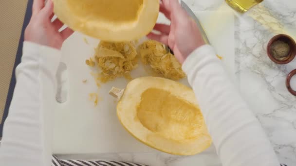 Przygotowanie Organicznego Spaghetti Squash Oliwą Oliwek Solą Pieprzem — Wideo stockowe